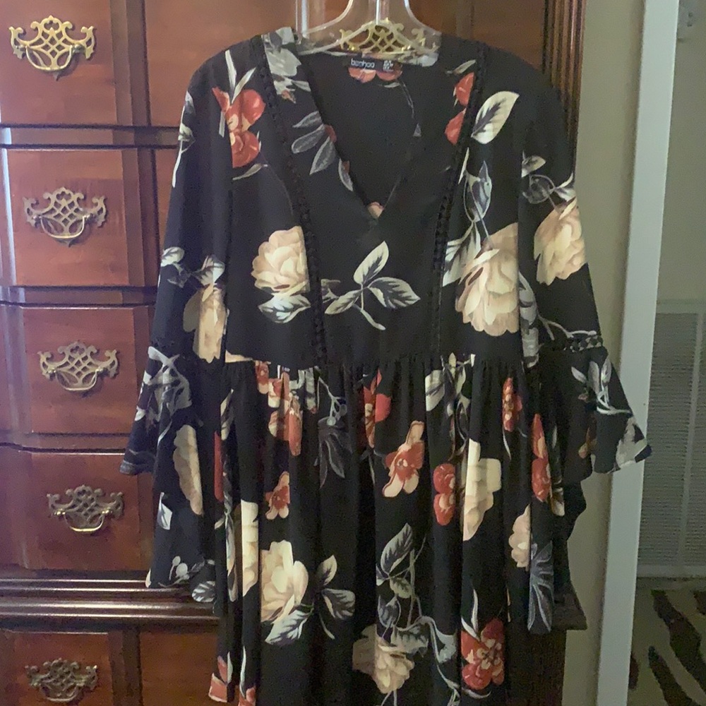 Size 6 dress very cute and fun
